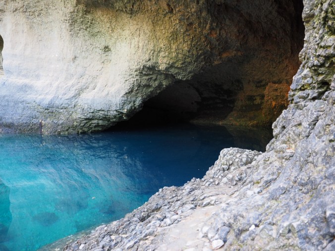 source_de_la_sorgue_source_spring_water_cave_cave_river_source_of_sorgue_karst_spring-588069